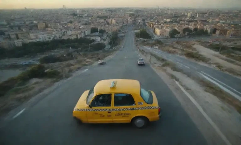 Un taxi aéreo eléctrico despegando sobre una ciudad